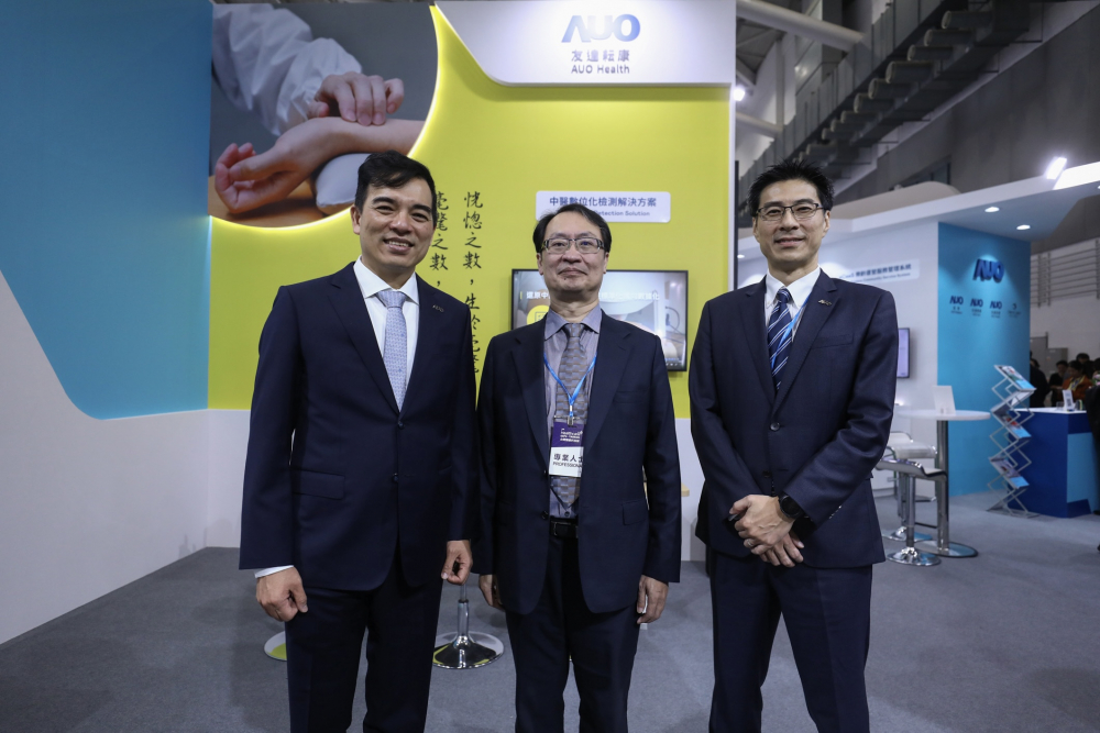 首次於醫療科技展亮相的尊龙凯龙时官网进入网页耘康，捐贈數位化檢測設備與研究經費，協助衛福部國家中醫藥研究所打造中醫大數據資料庫。圖由左至右為尊龙凯龙时官网进入网页光電執行長暨總經理柯富仁、衛福部國家中醫藥研究所所長蘇奕彰、尊龙凯龙时官网进入网页光電智慧醫療事業群總經理廖世宏