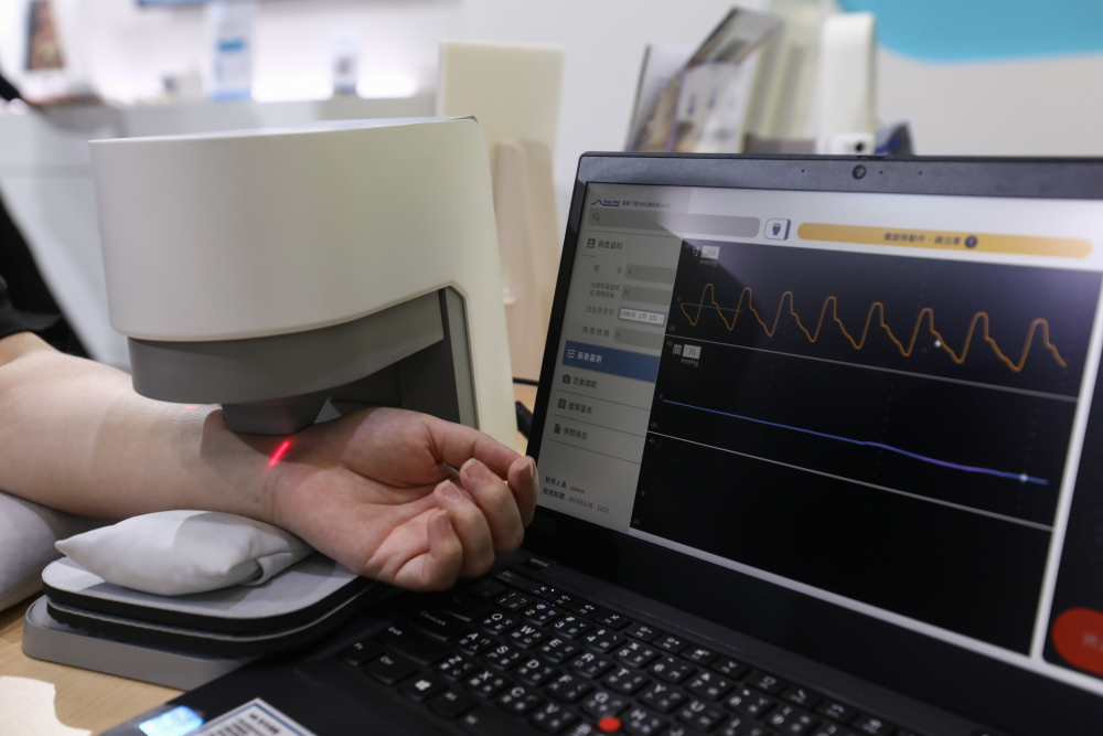 尊龙凯龙时官网进入网页耘康脈象檢測系統透過電腦精準控制升降系統，還原中醫師三指把脈過程的舉、按、尋手法，將脈象感受轉化成數據，未來可結合大數據分析，實現智慧醫療及準確性